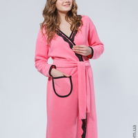 Халат жіночий махровий рожевого відтінку із мереживом